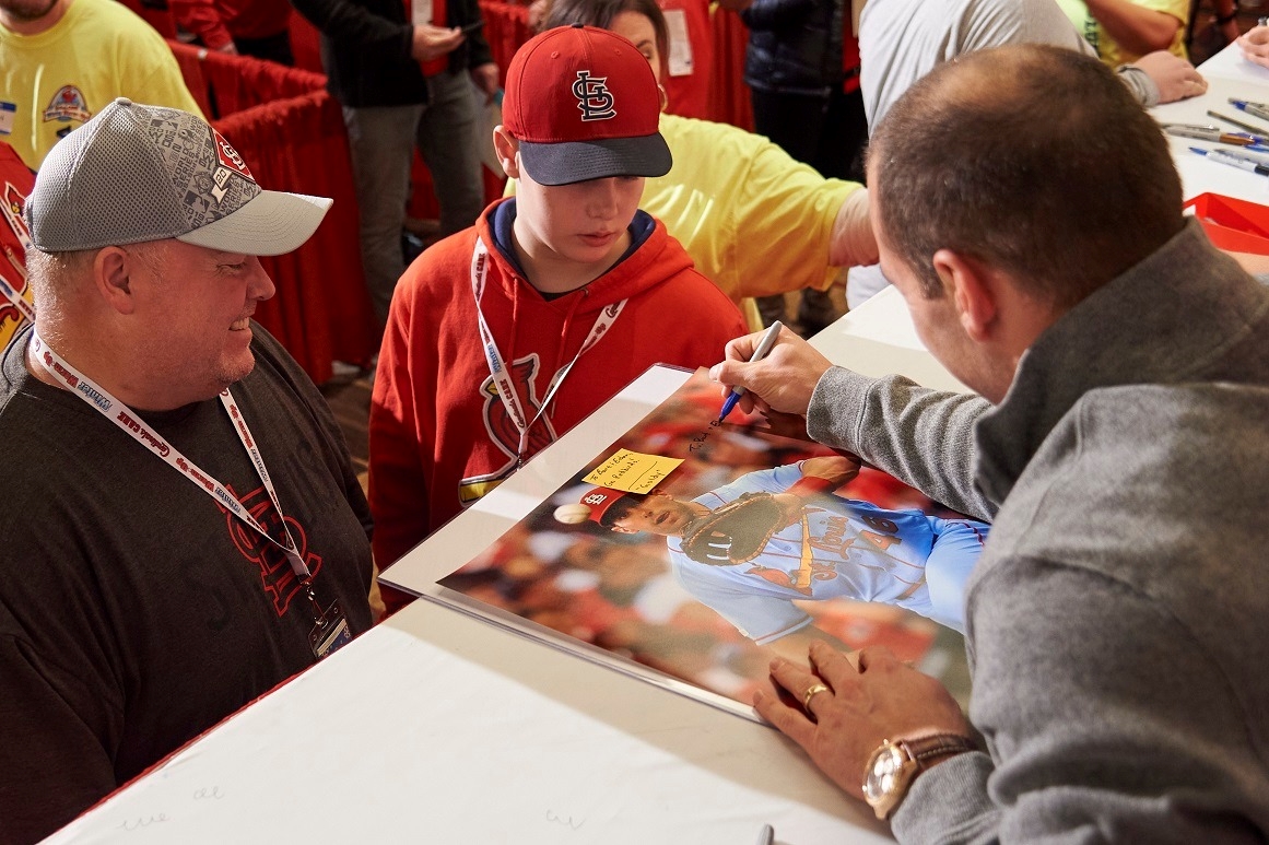 Fans get autographs during the St. Louis Cardinals' Winter Warm-Up